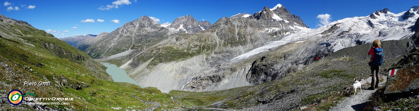 04 Cammina cammina ci si eleva in quota e compare lontano il rifugio...jpg